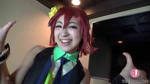 新她就是这样，穿着可爱的COSPLAY服装，在摄影棚里一直到最后一分钟，她都在慢慢地拍顶部剪辑