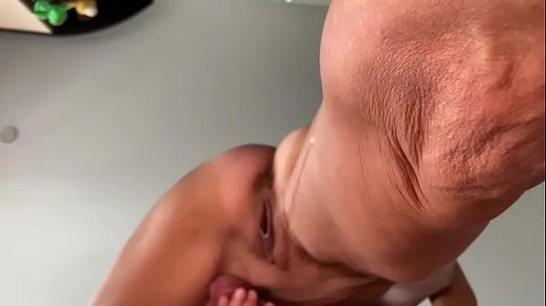 Nuovi La nonna riceve un'enorme sborrata di sperma frescoclip principali
