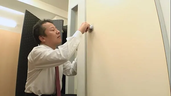新别看……小便漏……” 一个穿着制服的 无法忍受在日式厕所中失禁的快感，并被一个利尿剂和催情剂喝醉了 导师。[第 1 部分]小穴 乳交 性交/做爱 偷拍 穴 正常位 骑乘位 后入 口交 婊子 清纯系 鸡巴 人妻 NTR，牛头人 手穴 高潮喷水 风俗 爱情旅馆 花心 偷窥 颜射 内射 射精顶部剪辑