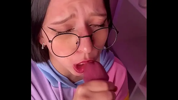 Yeni Nerd Girl In Glasses Suck My Dick After Classes en iyi Klipler