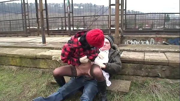 Nouveaux Beau-père baisé jeune fille en plein air meilleurs clips