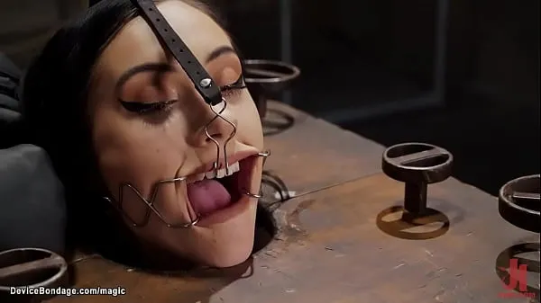 Neue Brunette slave Jazmin Luv is trapped in bondage cube with neck trapped in hole gets nipples clamped then bent over fucked with dildo o na stick by master The PopeTop-Clips