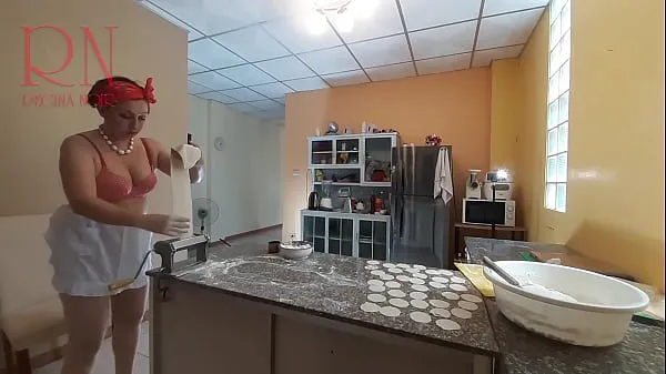 新裸体管家 Regina Noir 在厨房做饭。 裸体女仆包饺子。 裸体厨师。 一位赤身裸体的家庭主妇正在厨房准备晚餐。 堕落异想天开的管家不穿内裤在屋里工作顶部剪辑
