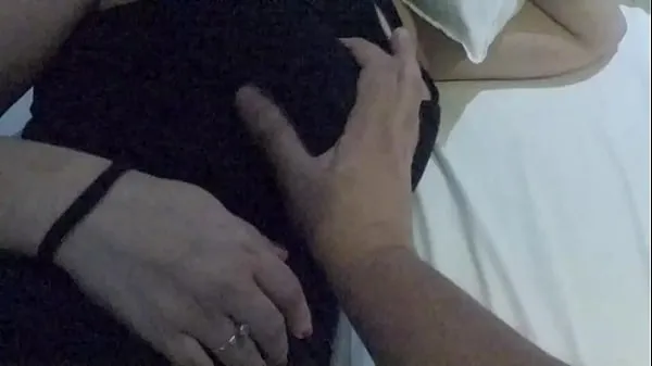 نئے Busty WIFE MOANING ON ROLL ٹاپ کلپس