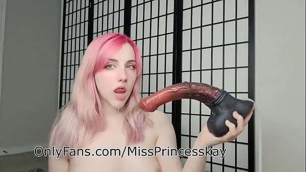 Nouveaux MissPrincessKay - Montrer mes talents de gorge profonde avec un énorme gode Bad Dragon Chance meilleurs clips