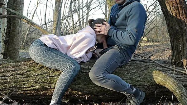 新紅婊子在她丈夫不在的時候在森林裡吮吸我的雞巴顶部剪辑