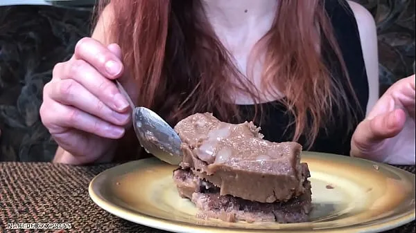 Neue Sperma-Zuckerguss, bitte! Aimee Waves isst ein Stück Kuchen, nachdem BF seine Eier darauf abgelassen hatTop-Clips