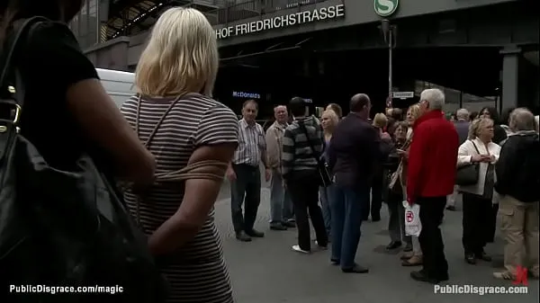 Nouveaux La princesse Donna Dolore expose ses seins nus liés à la blonde allemande Uma Masome en public, puis la grosse bite de Steve Holmes la baise dans le métro meilleurs clips