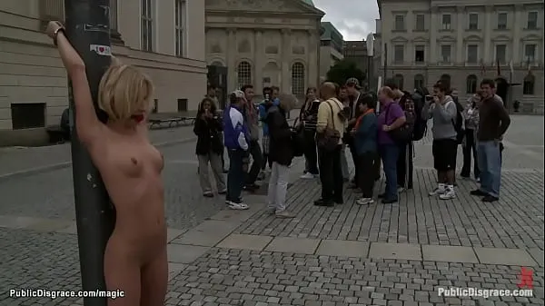 Nouveaux Blonde nue et bâillonnée en public meilleurs clips