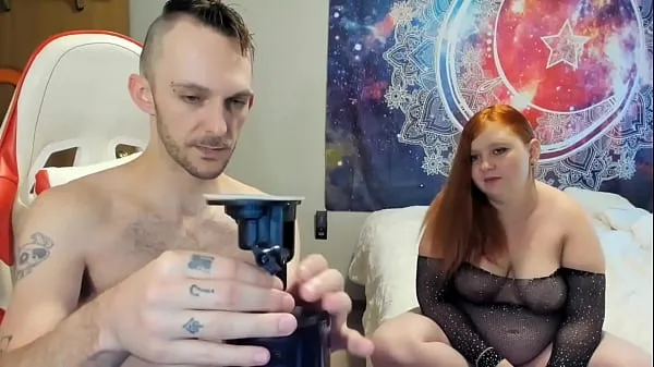 新色情情侣丈夫和妻子拆箱男性性玩具供丈夫使用，由 Sin Spice顶部剪辑