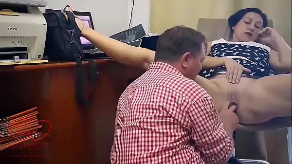 新女老板给猫舔阴与工程师 女老板-1.舔阴与工程师 这位女士打电话给工程师修理MFP。 那家伙来到老板的办公室。 母狗张开双腿，开始取笑她的员工。 妓女脱下她的内裤，让她抚摸她的阴部。 工程师很角质。 女人的老板命令雇员做她的舔阴。 那家伙舔了很长时间的猫，直到母狗得到性高潮顶部剪辑