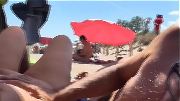 Novos LLEEMEE (7) -Diversão na praia de nudismo na frente de um homem que não percebeu nada principais clipes