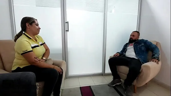 Nuevos Me follo a la cachonda de la profesora a cambio de no expulzar a mi hijastro de la institucion clips principales