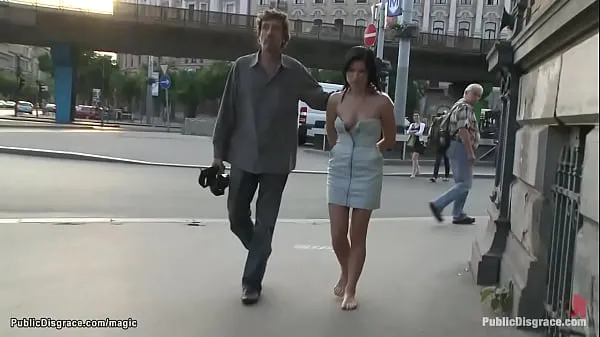 Nouveaux Nasty Euro babe ligotée et baisée en public meilleurs clips