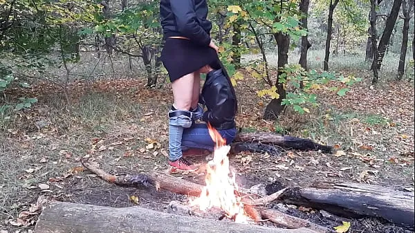 Nouveaux Beau sexe en public dans la forêt au coin du feu - Lesbian Illusion Girls meilleurs clips