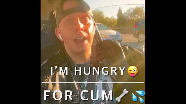 Neue Leg mich auf die Knie und füttere mich mit Sperma. Ich war hungrig nach Sperma und fuhr durch Sacramento und Grindr ging wie verrückt ab, also machte ich drei Stopps und schluckte drei Spermaladungen. Ich bin immer hungrigTop-Clips