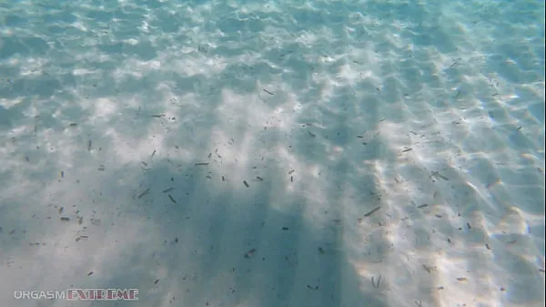 Nuovi Moglie birichina con grandi tette naturali masturba il cazzo del marito con i piedi sott'acqua nell'oceano su una spiaggia pubblicaclip principali