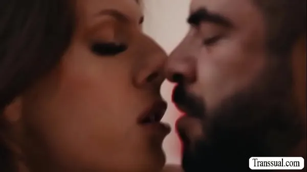 Neue Der fette Typ schaut sich die neuen Trends auf dem Telefon seiner TS-Stiefschwester an. Danach lutscht er ihren Transenschwanz und leckt und fickt ihren Arsch so hartTop-Clips