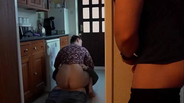 Nuovi Big Butt Wife ottiene Creampied dall'amante mentre il marito cornuto guarda e si masturbaclip principali