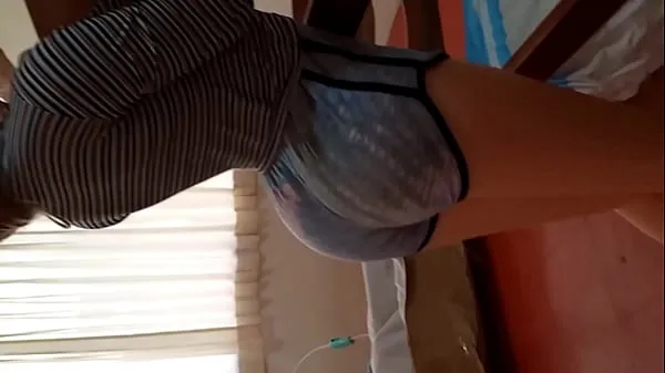 新当我把她放在床边并开始强烈地插入她时，我饥渴贪婪的继女高兴得浑身湿透，让我的大鸡巴更深入地进入她紧致的阴道顶部剪辑