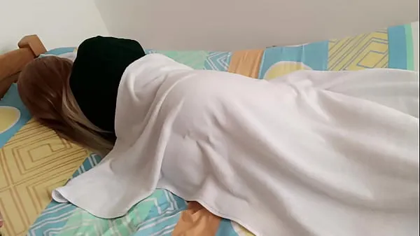 新我把我的大鸡巴放在她蓬松的臀部之间，当她意识到这一点时，我在没有避孕套的情况下将它插入她的体内......放学后他妈的顶部剪辑