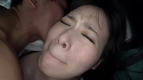 新配上吊袜带的求职生，是个有着阴蒂的敏感女。 喝了几杯后，她就满头大汗顶部剪辑
