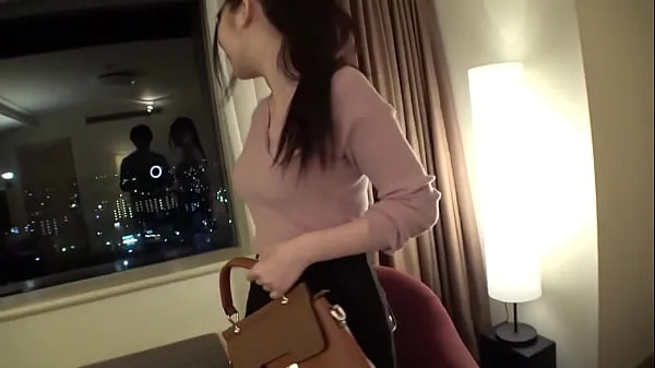 新穿着泳装约会的时候，巨乳抖得我都快勃不起来了！ 经过大量的奶操后，我一边用油摇晃她闪亮的 H 奶头，一边在里面射精顶部剪辑