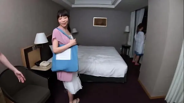 新在一个非常受欢迎甚至被杂志刊登的夜间游泳池里，他得到了一个穿着泳装的漂亮母狗。 跳过理性，她的恶毒本性就会显露出来顶部剪辑
