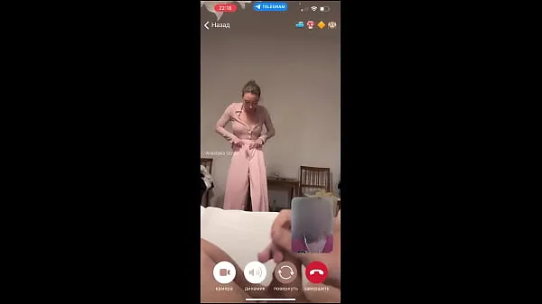 新しい私たちがビデオ通話で彼女と話している間、私の夫は私の母の前でけいれんして絶頂していますトップクリップ