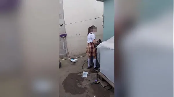 新当没有其他人在家时，正在洗内裤的年轻学对她的继父感到惊讶，真正的自制顶部剪辑