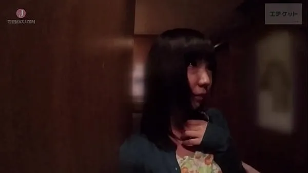 新她正在与男友约会，当他的目光离开她时，她被接走，并被直接带到了一家酒店顶部剪辑