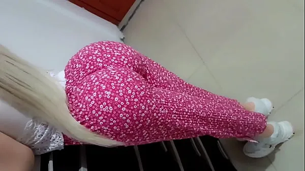 新漂亮屁股金发继女在撞毁了继父的车后用无套性行为付出了代价顶部剪辑