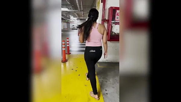 新我帮助这个不知名的女孩在停车场找到了她的车，你无法想象她是如何感谢我的顶部剪辑