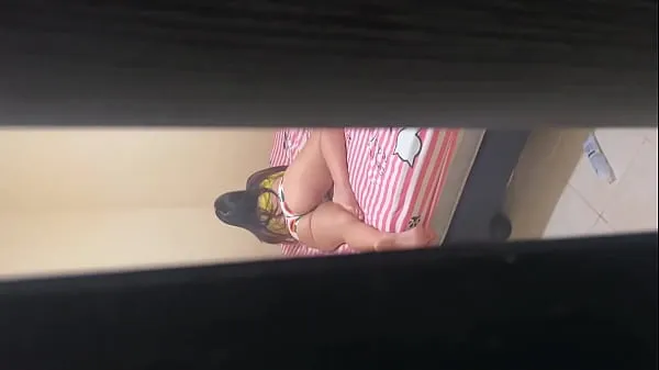 Nuovi Trovo la mia sorellastra in pantaloncini e puoi vedere il suo culo enorme, mi lascia infilare solo la testolina nel suo ano, è la migliore sorellastraclip principali