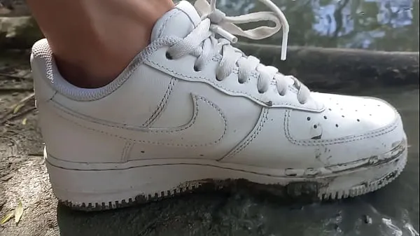 新这个小伙子用他的白色运动鞋 Nike Air Force One AF1 不穿袜子践踏泥土 这段同性恋色情视频是关于男孩在大自然中的恋足癖。 乔恩·阿尔廷 (Jon Arteen) 是一位炙手可热的亚洲双胞胎模特。 这位性感小伙穿着白色运动鞋，Nike Air Force One AF1，没有穿袜子。 没穿袜子的小伙子在脏兮兮的泥巴里玩耍，用脚践踏、跺脚、碾压、发出声音顶部剪辑