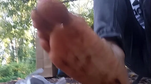 新在这个男孩恋足癖同性恋色情视频中，由于巧克力和番茄酱，鞋底很脏 这段同性恋色情视频是关于男孩在大自然中的恋足癖。 乔恩·阿尔廷 (Jon Arteen) 是一位炙手可热的亚洲双胞胎模特。 这位性感小伙穿着白色运动鞋，Nike Air Force One AF1，没有穿袜子。 没穿袜子的小伙子在每只鞋里放了巧克力和番茄酱，然后他在公园和街道上散步顶部剪辑