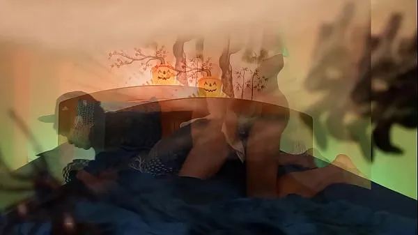 新Halloween 万圣节鬼操一个可爱的情绪化女男，呻吟着，精液深深地射进他紧致的屁眼里 在这段为万圣节制作的同性恋色情视频中，模特乔恩·阿尔廷 (Jon Arteen) 扮演幽灵和情绪化的女同性恋者。 通过电脑上的视频蒙太奇，您可以看到两个透明角色在床上进行同性性行为。 有无套性交、口交、自慰……卧室布置成万圣节主题：白网、黑蜘蛛、杰克南瓜头、绿灯、红灯……还有诡异的配乐顶部剪辑