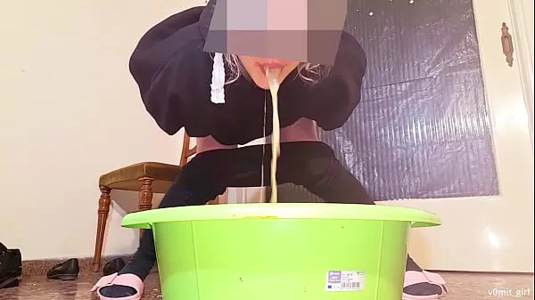 Novi OVERATE NEED TO PUKE! - Lieseltaffy fills a bucket with vomit najboljši posnetki