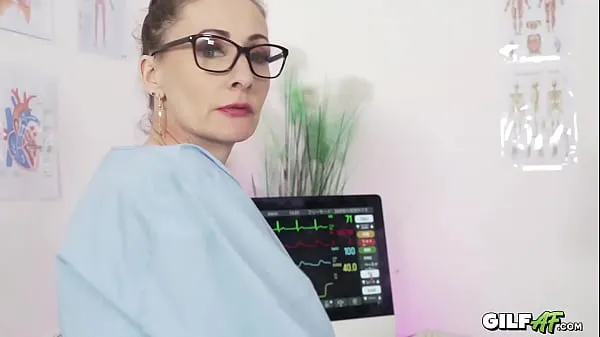 Neue 56 YO Granny Nurse Fucks patientTop-Clips