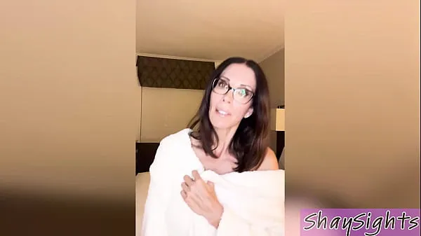 New MILF cachonda te lleva a su habitación de hotel y juega con tu coño - Shay Sights top Clips