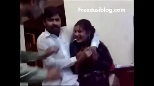 Nye Pakistani Desi girl and boy enjoy in hostel room toppklipp